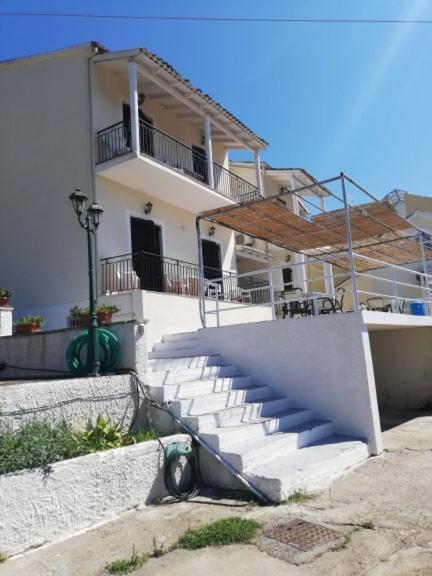 Dimitrakis Apartments Kassiopi Buitenkant foto
